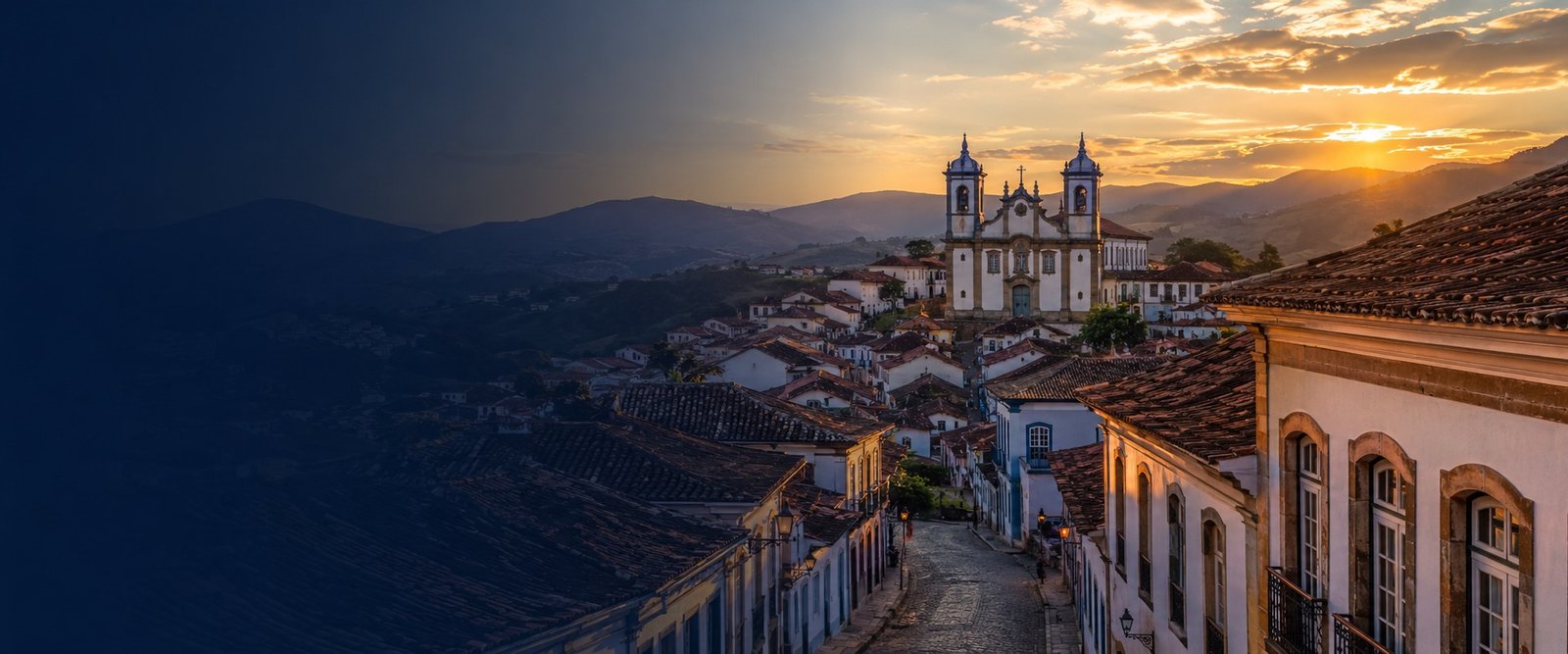 Vista panorâmica de rua colonial com igreja de torres gêmeas ao entardecer
